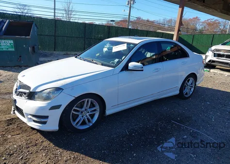 2013 Mercedes-Benz C 300 Sport 4Matic z USA, uszkodzony, nr VIN WDDGF8AB2DR246745